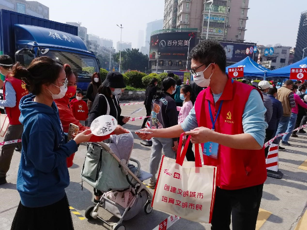 为市民群众送上“随手公益、一起造福”小扇子。.jpg