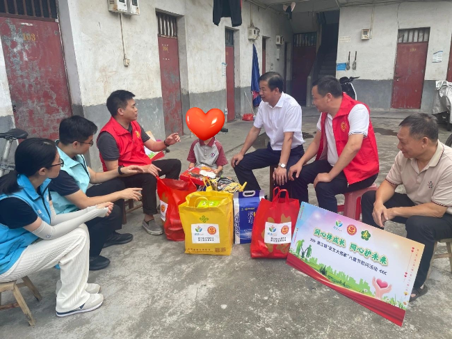 东莞市黄江镇慰问组到儿童家庭送上节日祝福与关爱_副本.jpg