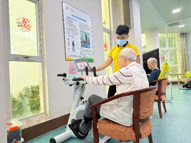 5 深圳复康会颐康院设有适健中心供经评估的长者进行康复训练,并在复康器械上贴上数字表示不同程度的锻炼.jpg