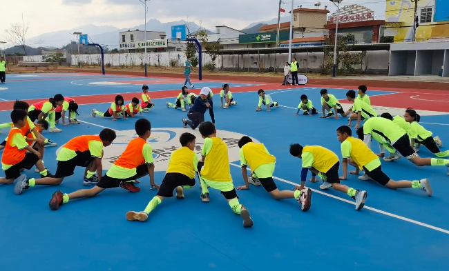 5 “丹心护童”项目在韶关市武江区重阳小学开展“自信的力量”心理健康活动,特邀全运会女足冠亚军为孩子们带来趣味盎然的足球课程.jpg