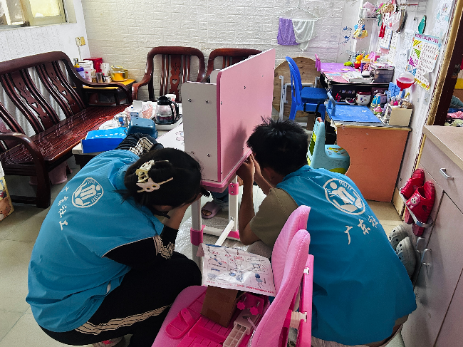 8 “善汕护童”项目“筑梦小书桌“公益活动:为留守和困境儿童组装书桌,改善学习环境.jpg